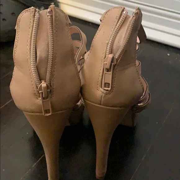 Women’s tan heels - Picture 4 of 4